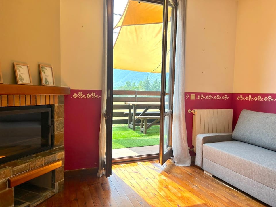 Apartament amb terrassa a Esterri by RURAL D'ÀNEU Apartment in Esterri d'Àneu