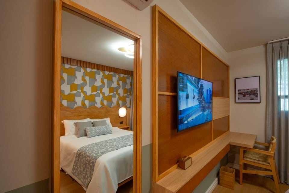 Bed, TV and multimedia, Photo of the whole room, Bedroom, safe, wardrobe, air conditioner
