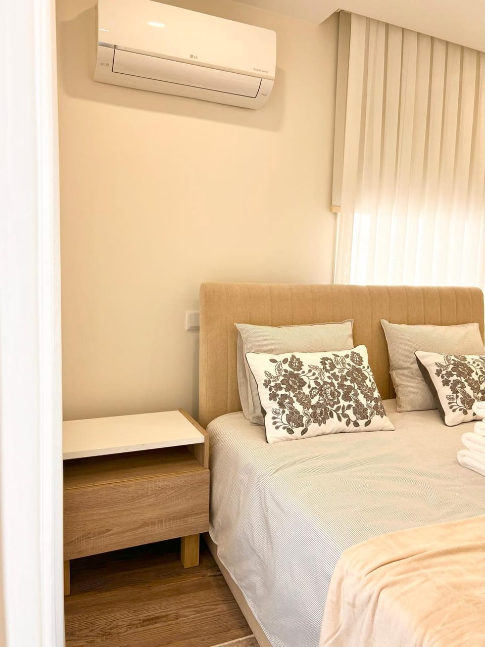 Bed, Bedroom, air conditioner