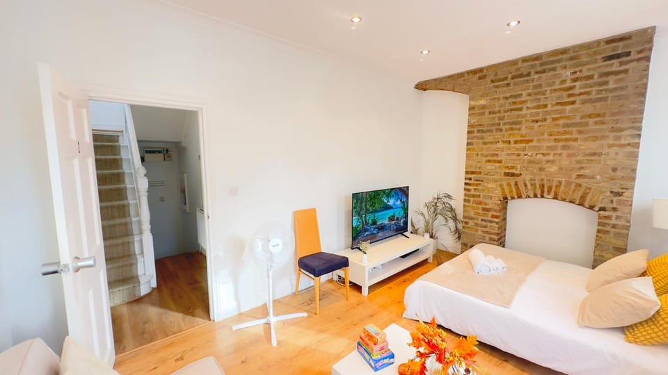 Bed, TV and multimedia, Bedroom