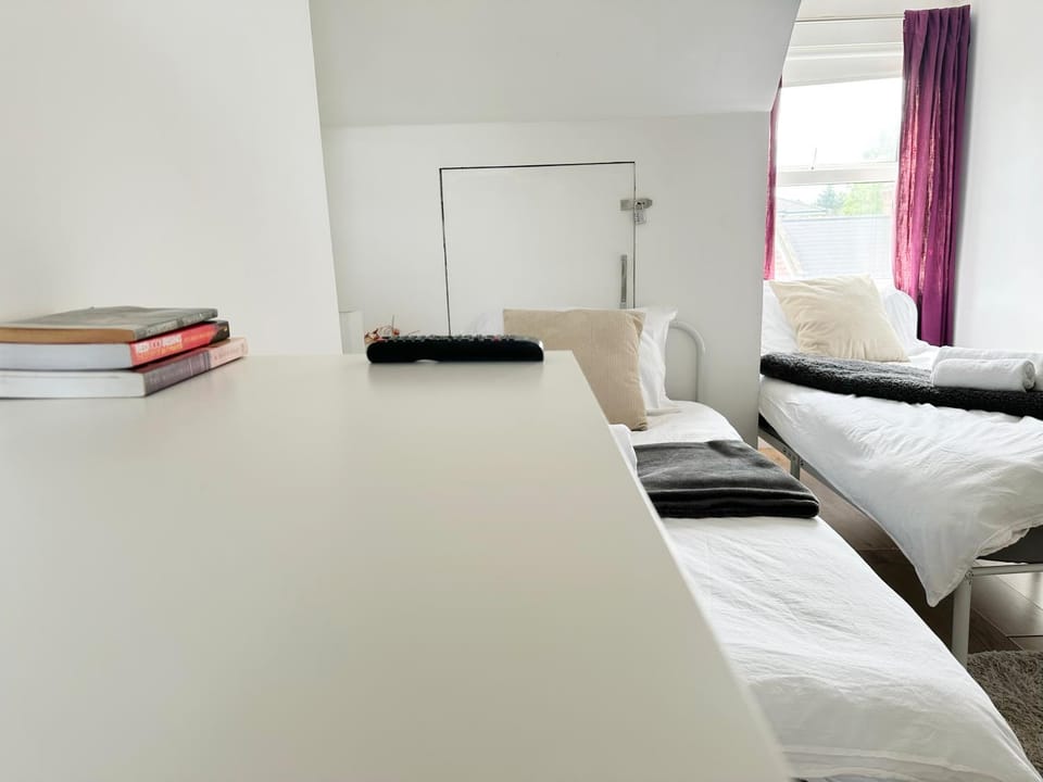 Bed, Seating area, Bedroom