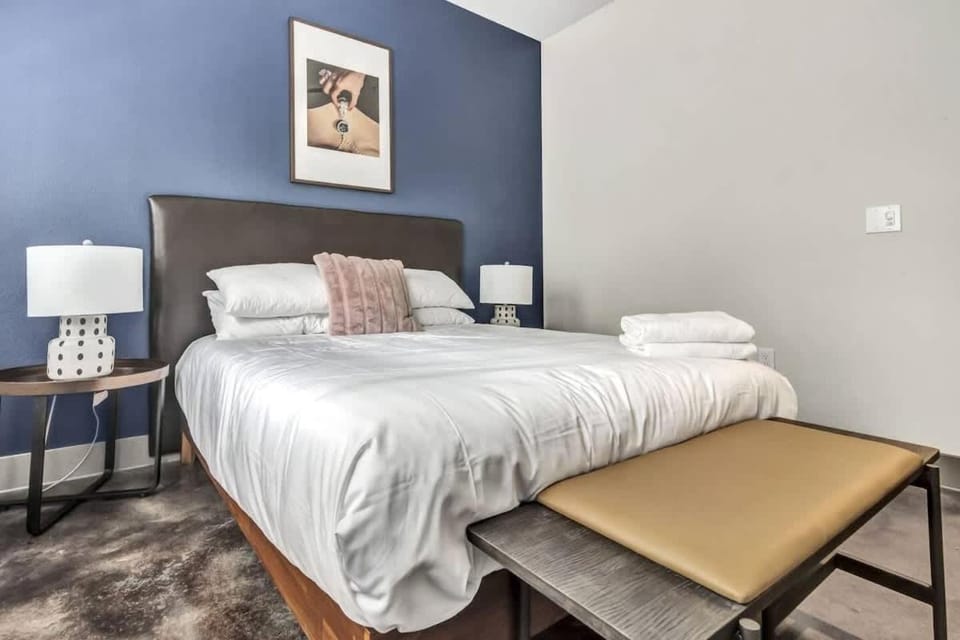 Boulevard Stays Elegant 1BR Pool Gym Parking Apartment in Richardson