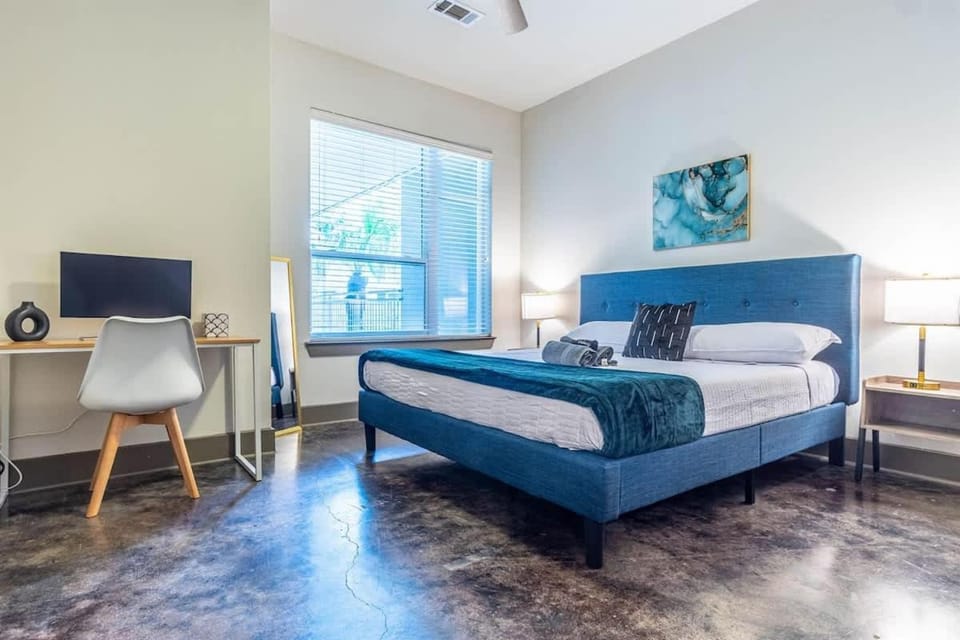 Boulevard Stays Luxurious 2BR King Suite Pool Parking Gym Apartment in Richardson