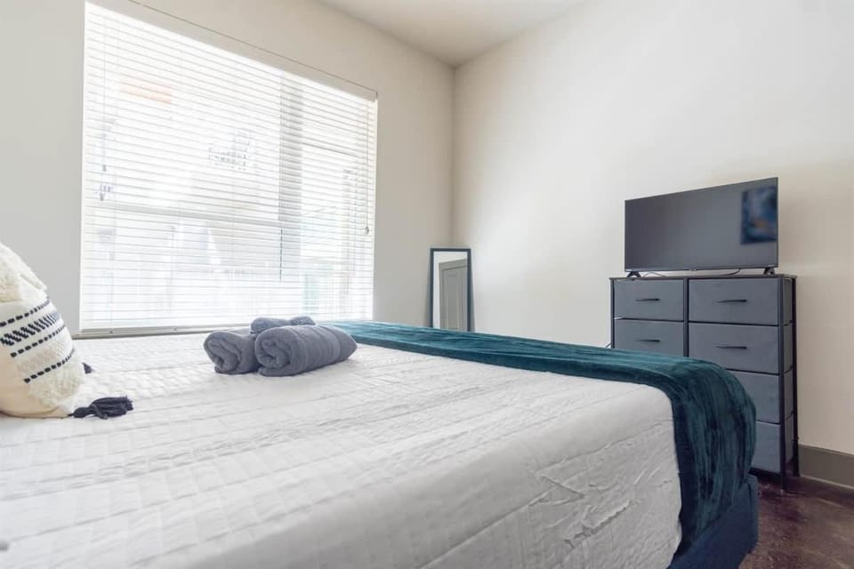 Boulevard Stays Luxurious 2BR King Suite Pool Parking Gym Apartment in Richardson