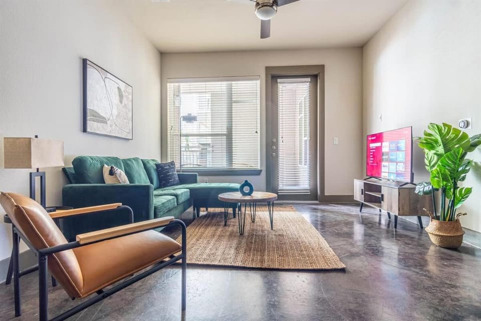 Boulevard Stays Luxurious 2BR King Suite Pool Parking Gym Apartment in Richardson