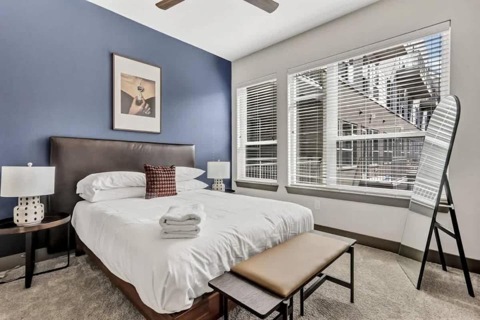 Boulevard Stays Dashing 1BR Suite Pool Parking Gym C Apartment in Richardson