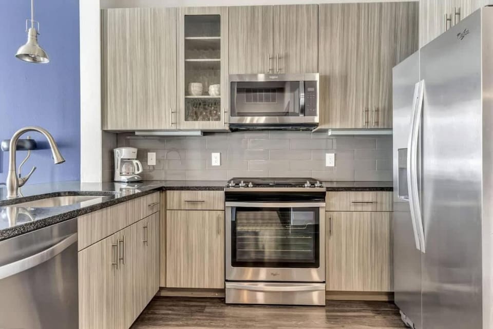 Boulevard Stays Dashing 1BR Suite Pool Parking Gym C Apartment in Richardson
