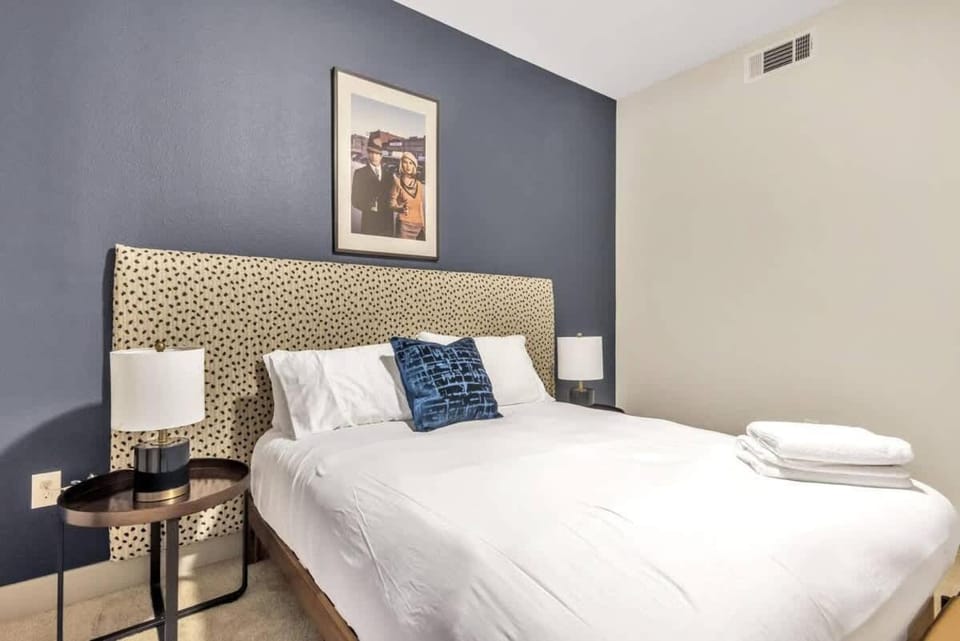Boulevard Stays Stylish and Beautiful 1BR Suite Pool Parking Apartment in Richardson
