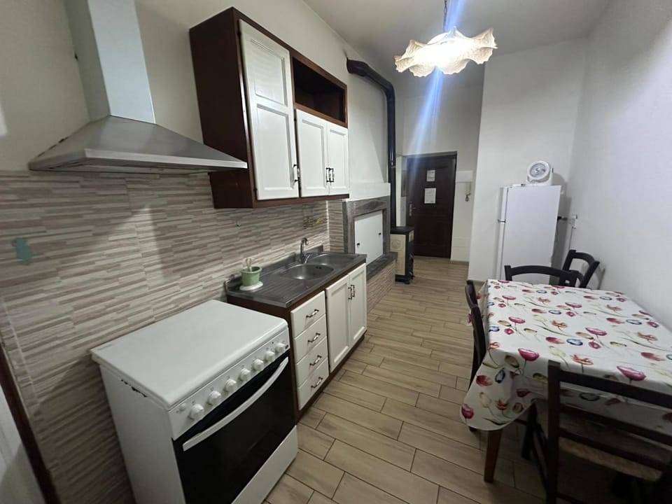 Kitchen or kitchenette, Dining area, oven, stove