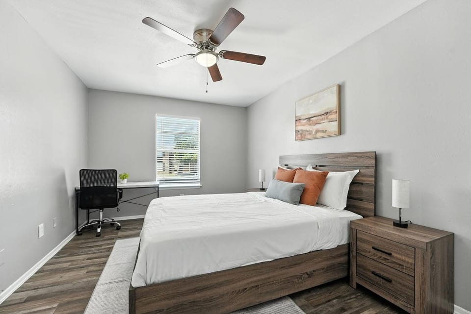Spacious 2BR Furnished Apartment I Pool Apartment in Denton