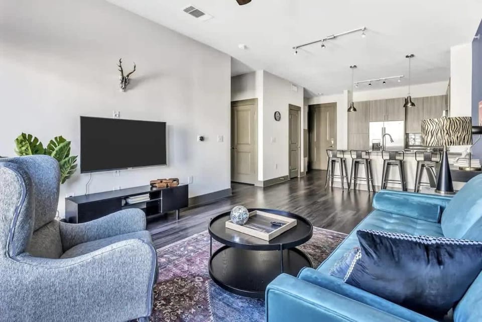 Boulevard Stays Dashing 1BR Suite Pool Parking Gym H Apartment in Richardson