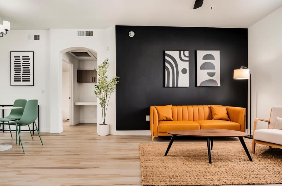 Boulevard Stays Chic 1BR Near Stadium Pool Access Gym & Free Parking Apartment in Glendale