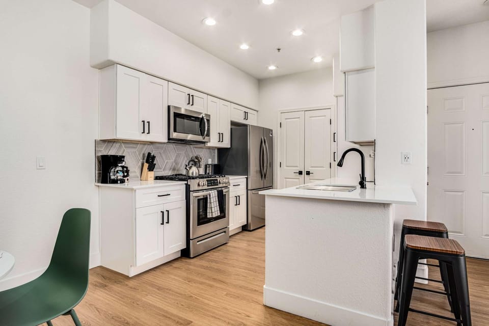 Boulevard Stays Luxe 1BR by Stadium Pool Parking Gym 03 Apartment in Glendale