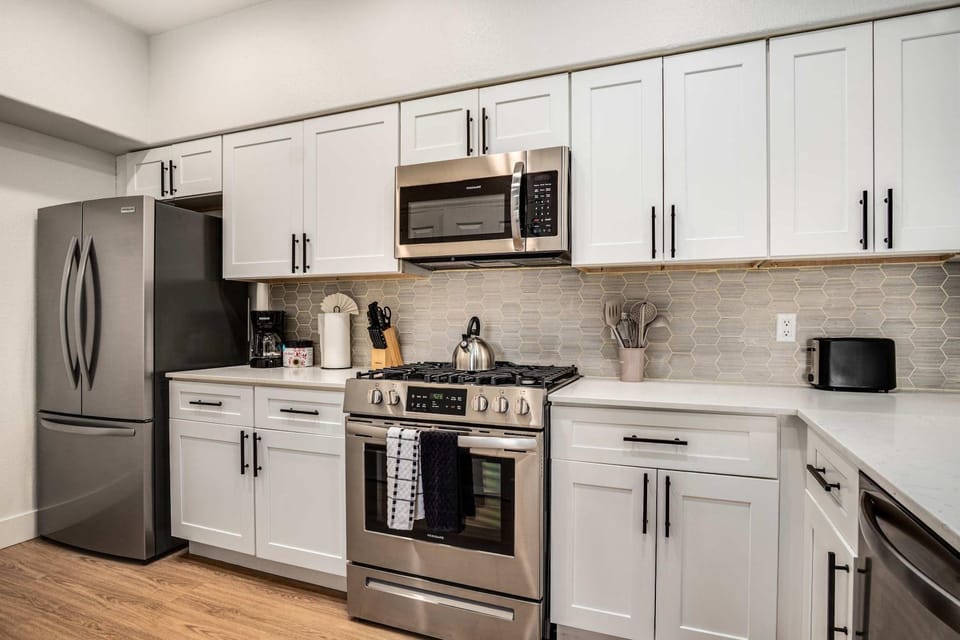Boulevard Stays Luxe 2BR by the Stadium Pool Parking Gym 05 Apartment in Glendale