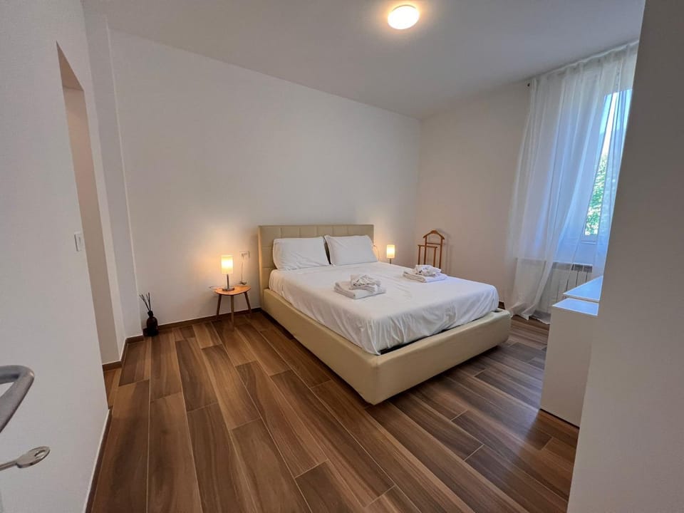 Bed, Photo of the whole room, Bedroom, towels