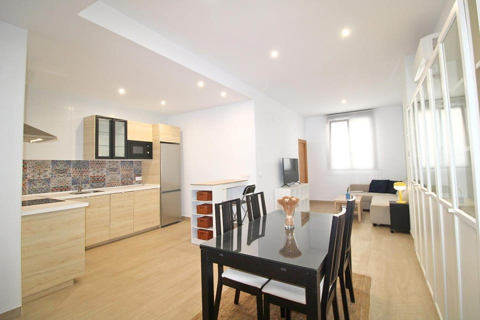 Kitchen or kitchenette, Dining area, oven
