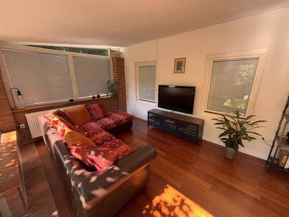 Communal lounge/ TV room, TV and multimedia, Living room, Seating area