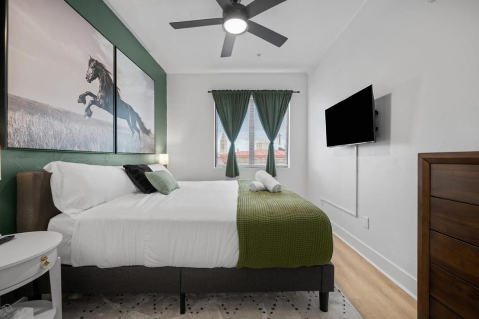 PFR Suites - Highland, 3BR 2BA Shadyside Condo, Penthouse Unit, 2 Decks, Off-Street Parking, 4th Floor Walkup Apartment in Shadyside