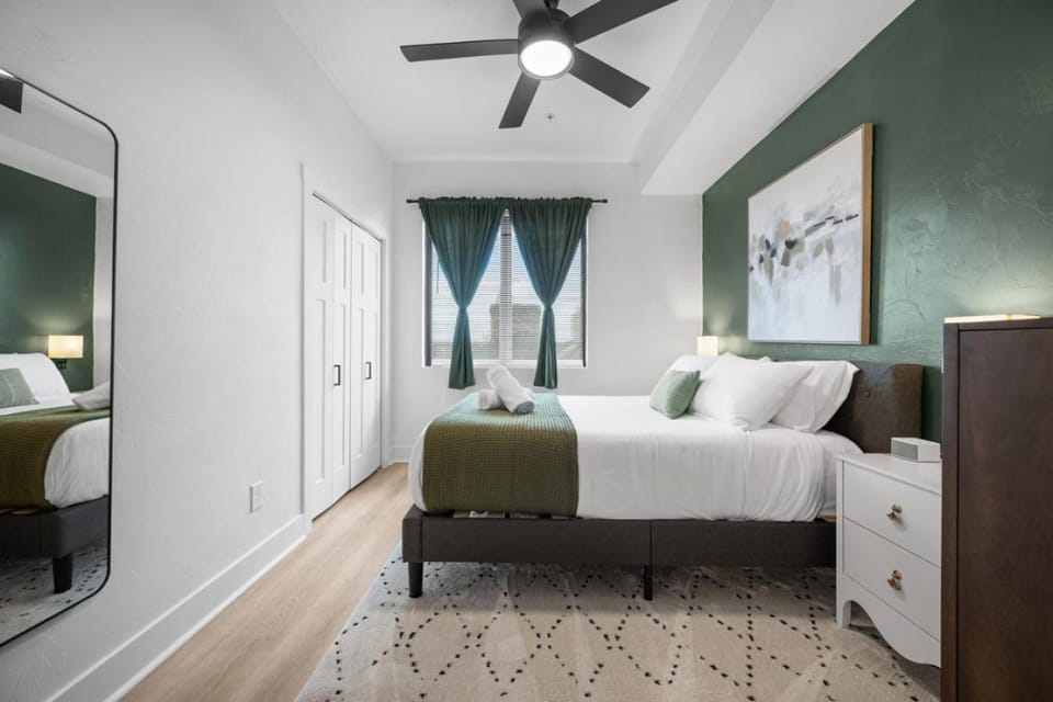 PFR Suites - Highland, 3BR 2BA Shadyside Condo, Penthouse Unit, 2 Decks, Off-Street Parking, 4th Floor Walkup Apartment in Shadyside
