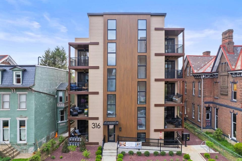 PFR Suites - Highland, 3BR 2BA Shadyside Condo, Penthouse Unit, 2 Decks, Off-Street Parking, 4th Floor Walkup Apartment in Shadyside