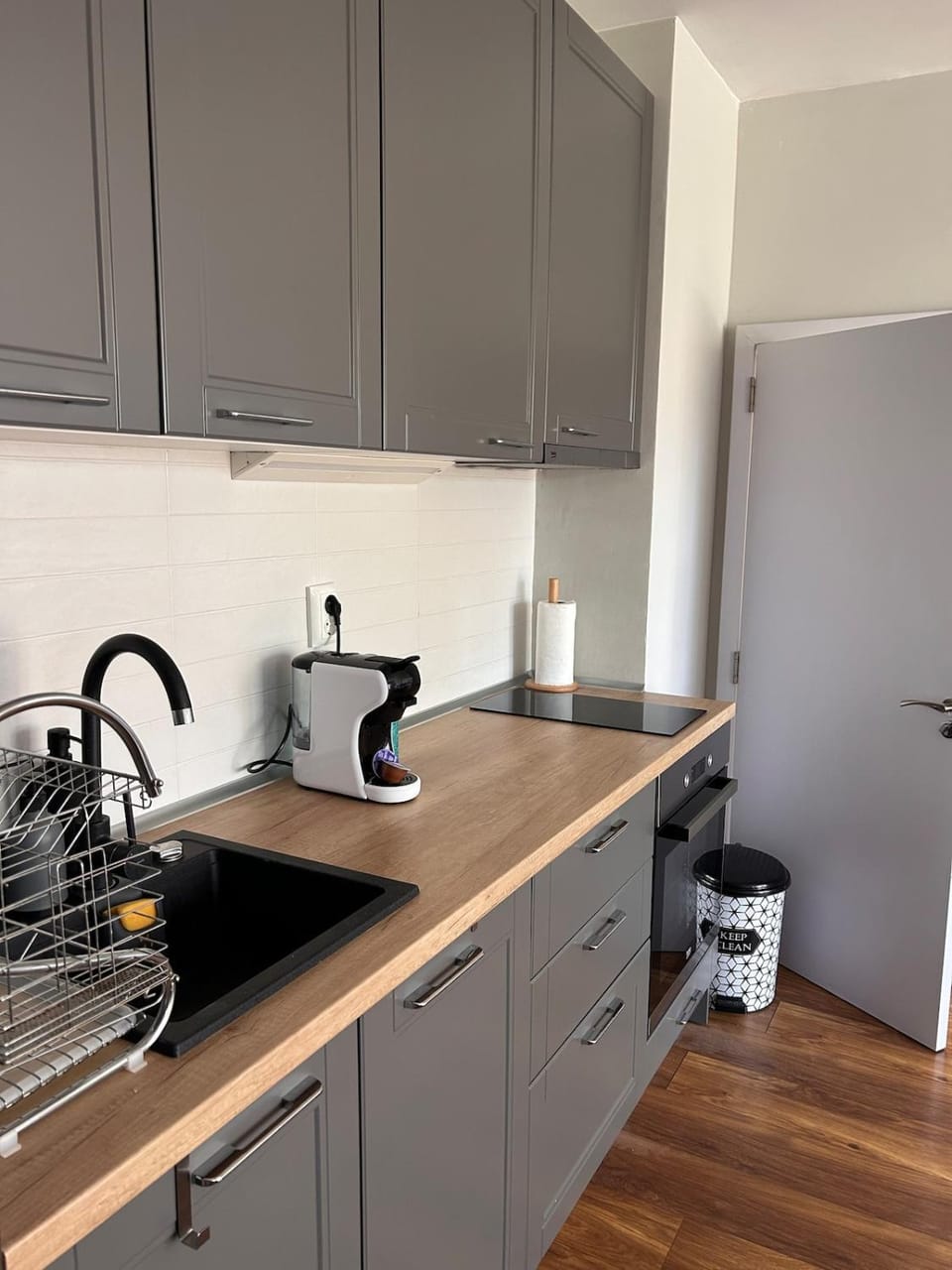 Kitchen or kitchenette, dishwasher