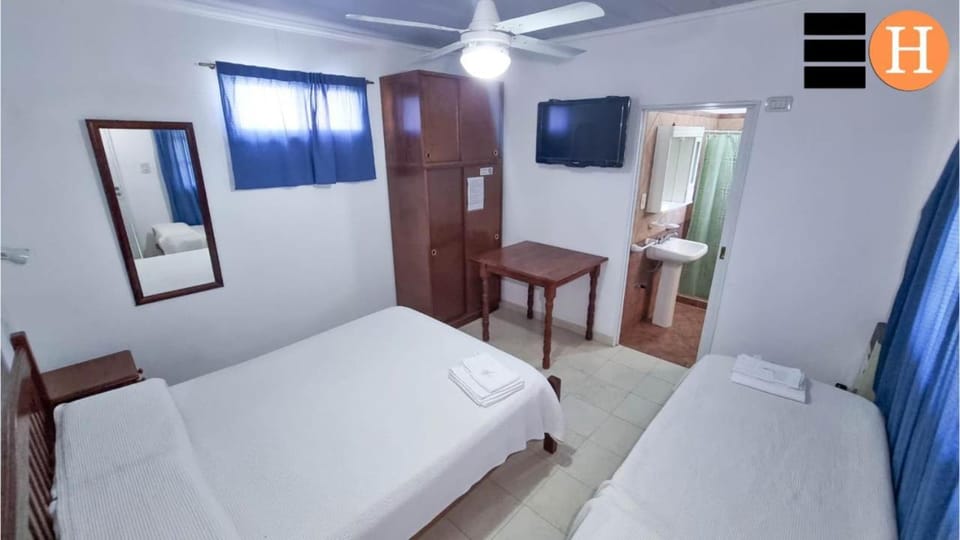 Bed, TV and multimedia, Photo of the whole room, Bedroom