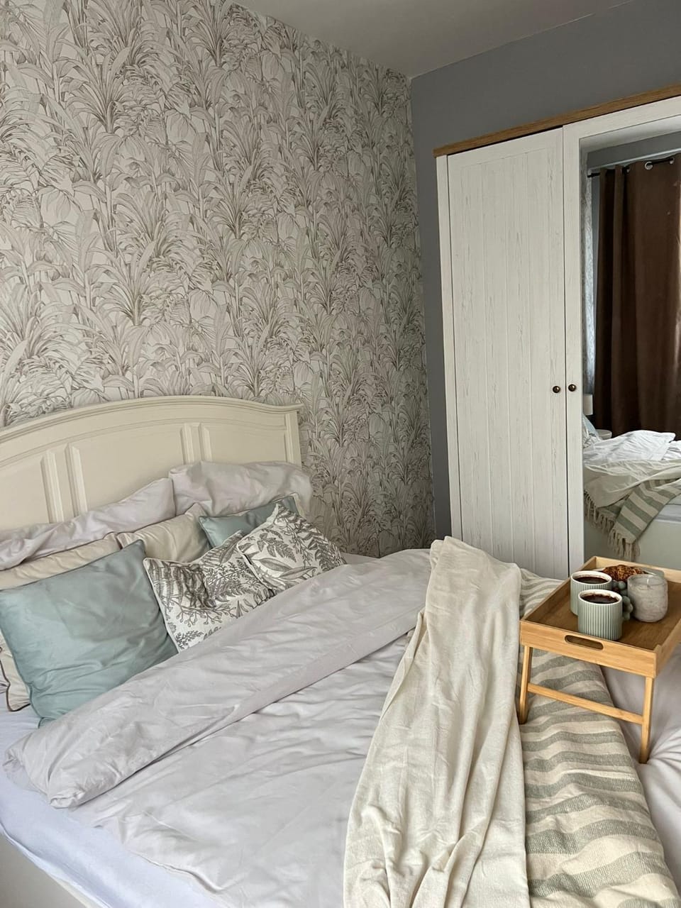 Bed, Living room, Photo of the whole room, Seating area, Bedroom, wardrobe