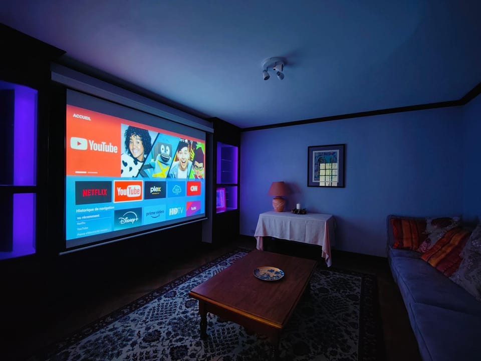 Communal lounge/ TV room