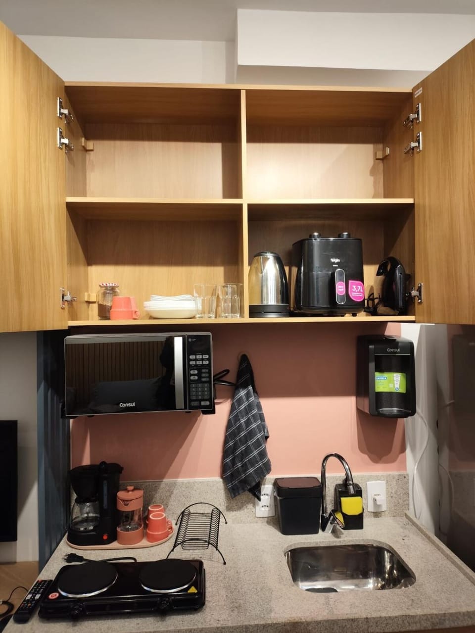 Coffee/tea facilities, Kitchen or kitchenette, stove, toaster