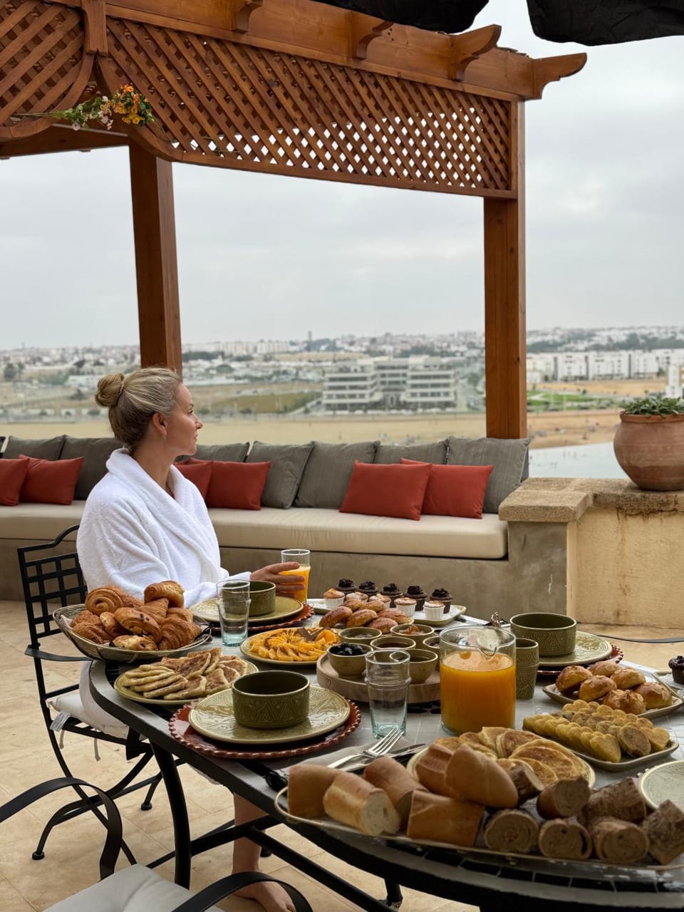 Day, People, View (from property/room), Seating area, Dining area, River view, Sea view, Breakfast