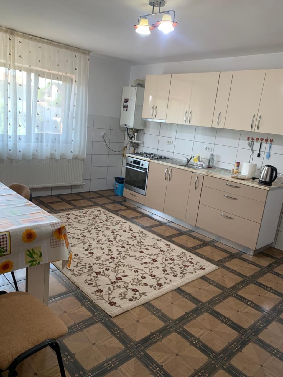 Coffee/tea facilities, Kitchen or kitchenette, Dining area, oven, stove