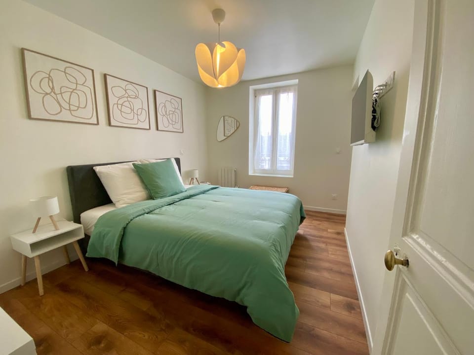 Photo of the whole room, Bedroom