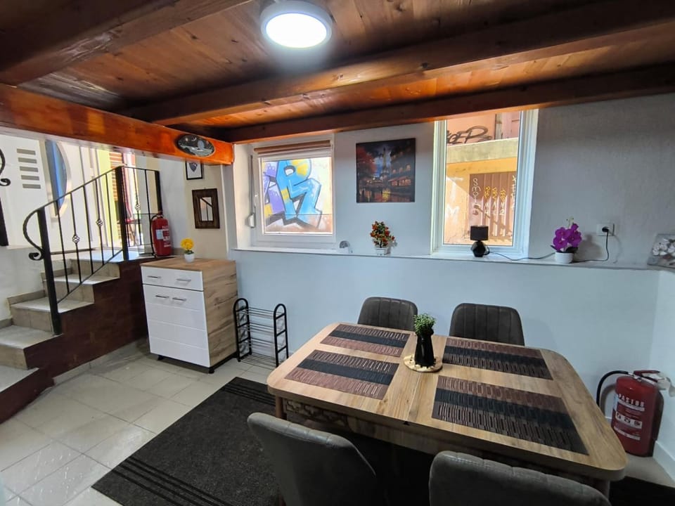 Seating area, Dining area