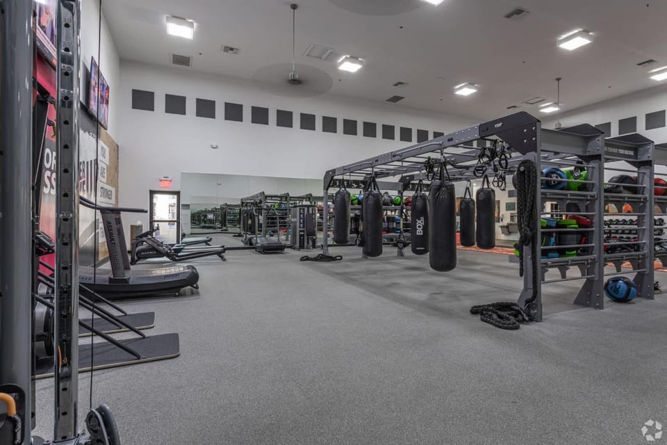 Boulevard Stays 2BR by Stadium Pool Parking Gym 10 Apartment in Glendale