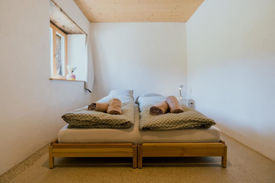Bed, Bedroom, towels