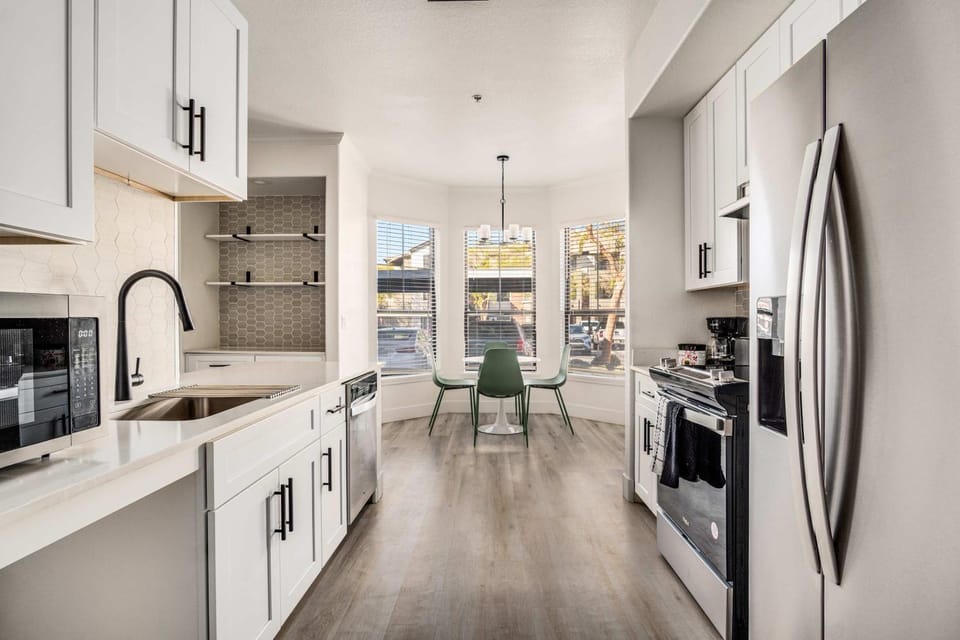 Boulevard Stays 2BR by Stadium Pool Parking Gym 07 Apartment in Glendale