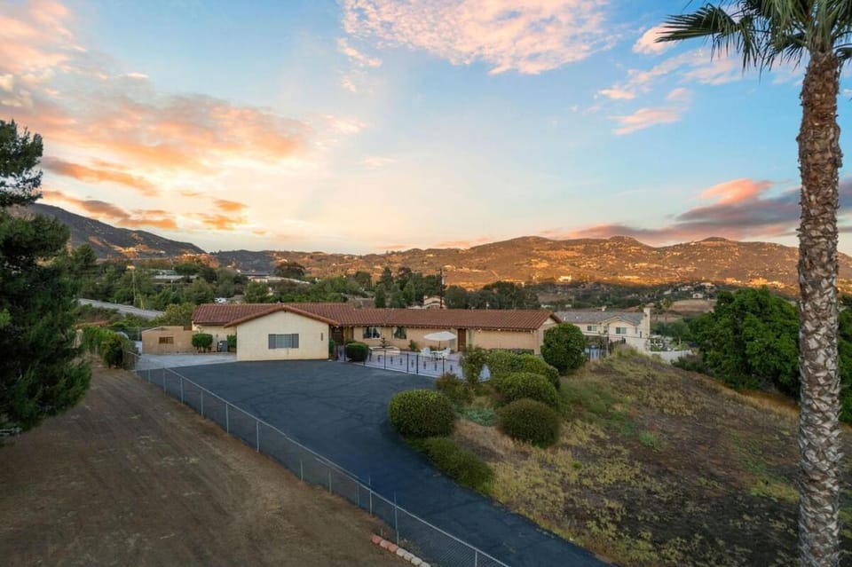 Entire Private House with 4 Beds, Jet Tub, King Beds, Mountain View, 2500 sqft, Garage, Available Now House in Southern California