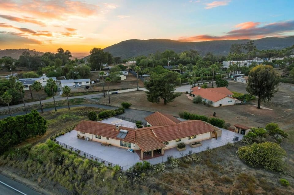 Entire Private House with 4 Beds, Jet Tub, King Beds, Mountain View, 2500 sqft, Garage, Available Now House in Southern California