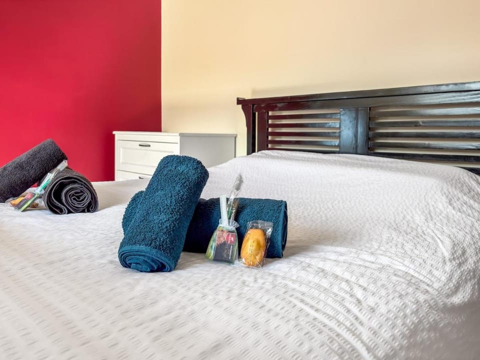 Bed, Photo of the whole room, Bedroom, towels