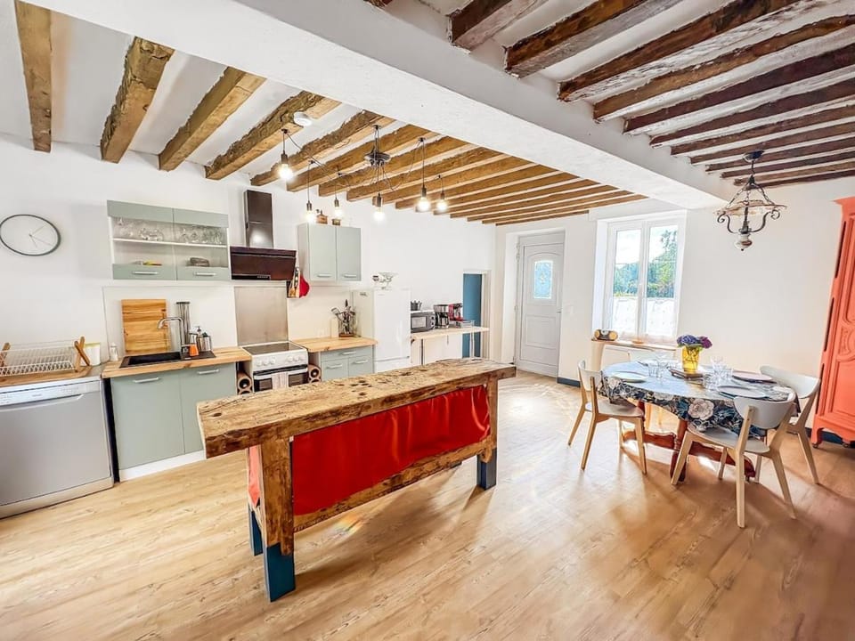 Kitchen or kitchenette, Dining area, dishwasher, oven, pet friendly, stove, toaster