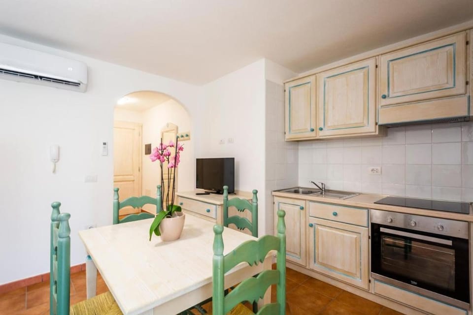 Dining area, microwave, oven, kitchen