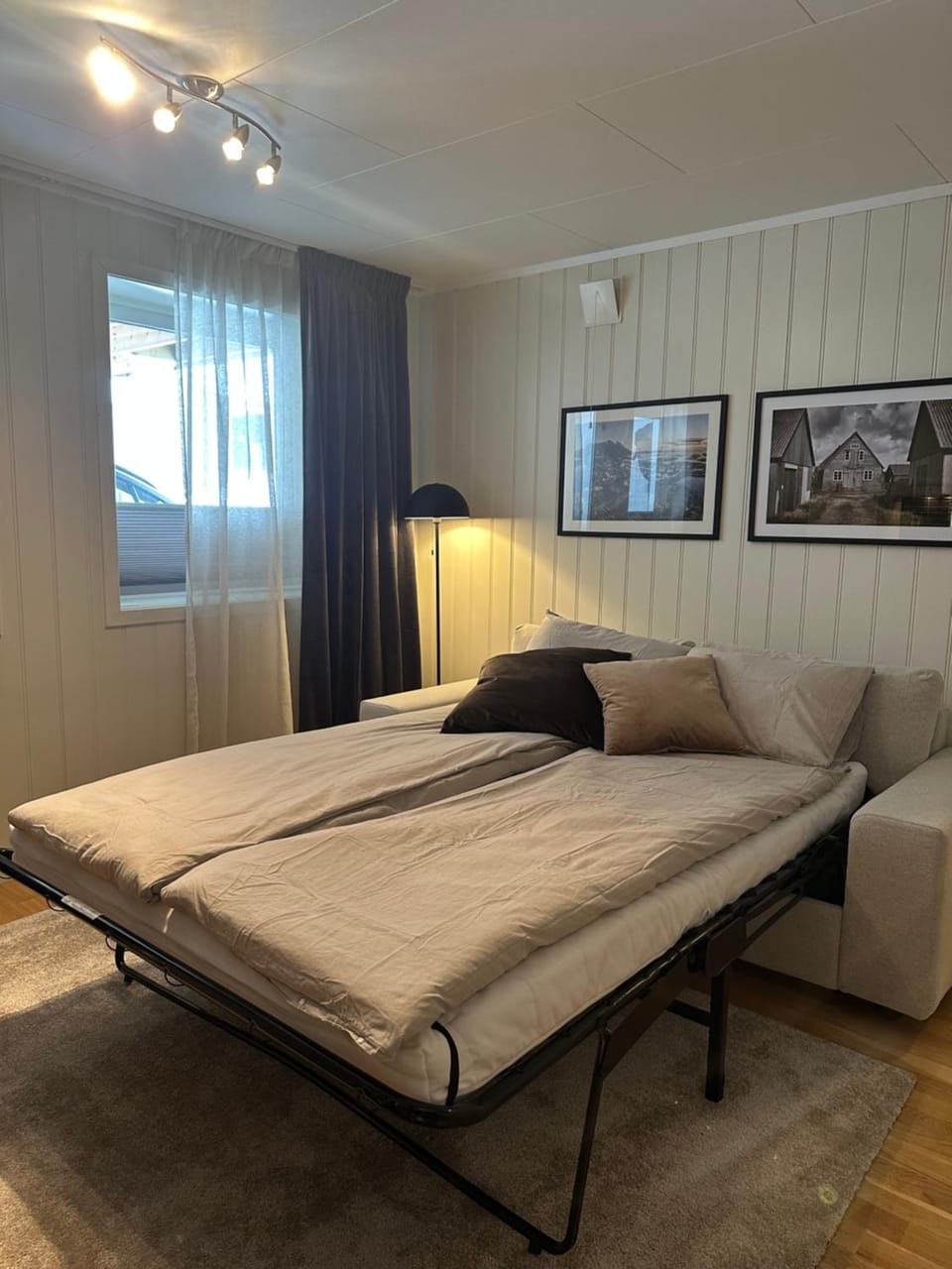 Bed, Living room