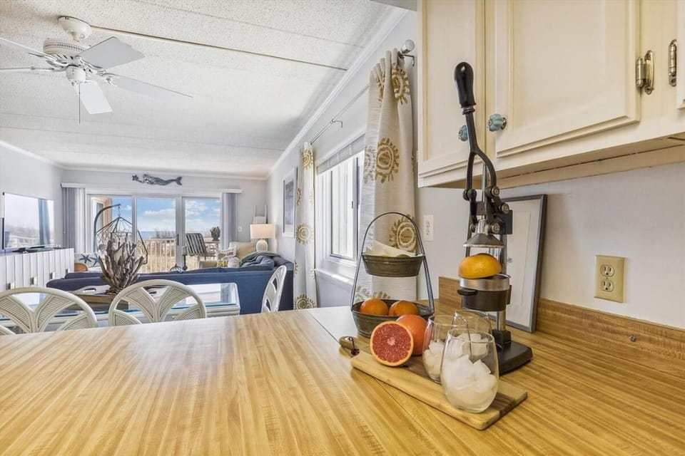 Oceanfront First-Floor Condo Beachfront Views House in Ocean City