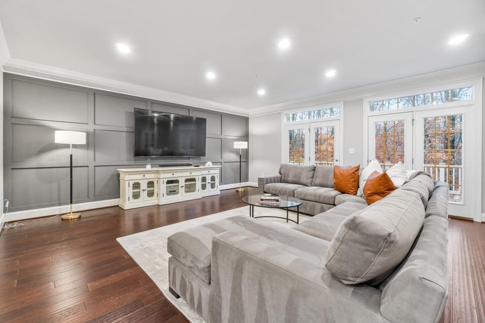 Luxury 3-Level Townhome Minutes to Annapolis House in Arnold