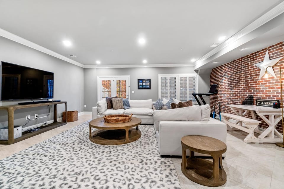 Luxury 3-Level Townhome Minutes to Annapolis House in Arnold