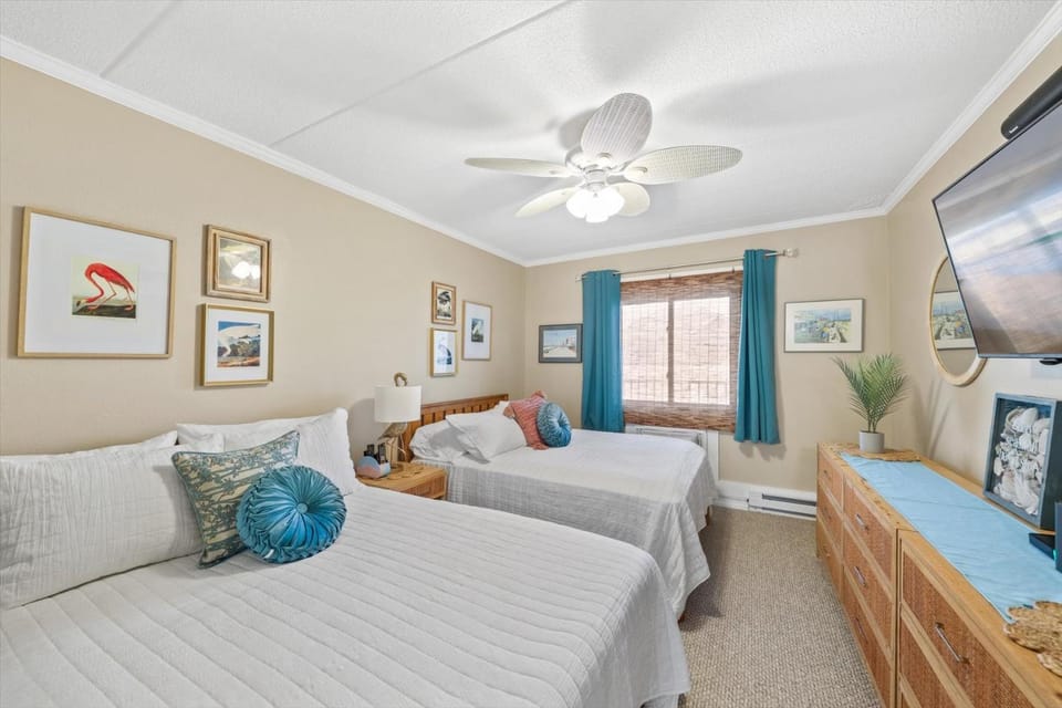 Oceanside Condo w Pool Steps to Beach House in Ocean City