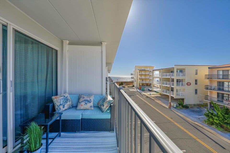 Oceanside Condo w Pool Steps to Beach House in Ocean City