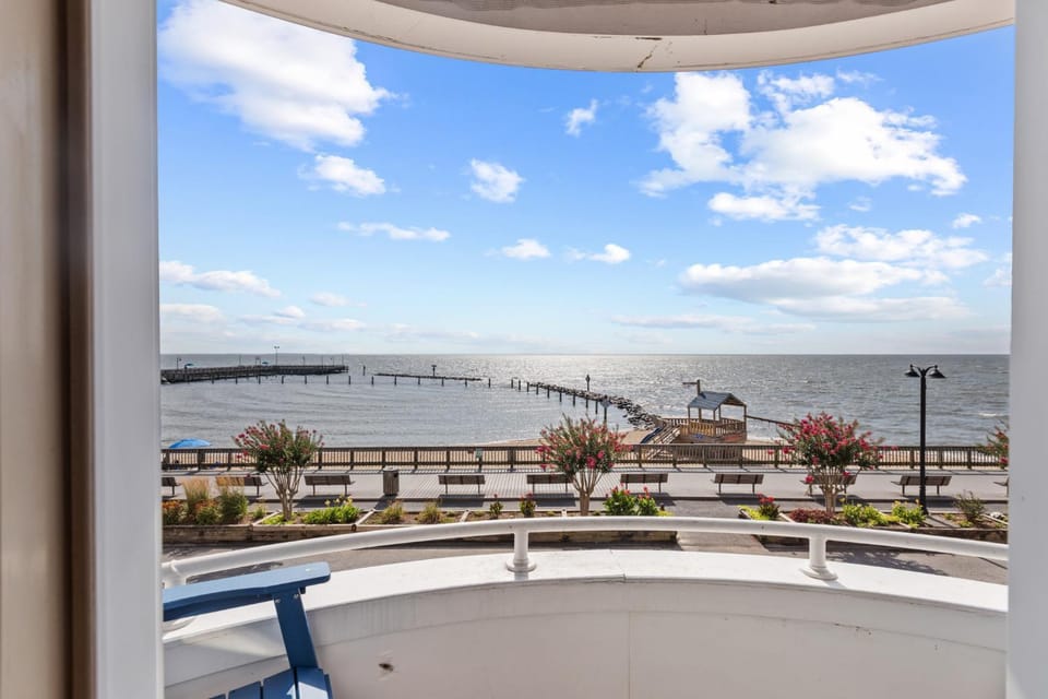 Bayfront Boardwalk Condo w Sunrise Views House in North Beach