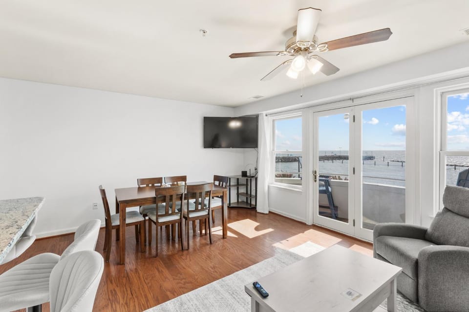 Bayfront Boardwalk Condo w Sunrise Views House in North Beach