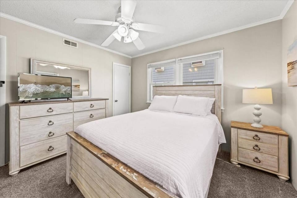 Steps to Beach 3BR Condo w Deck & Parking House in Ocean City
